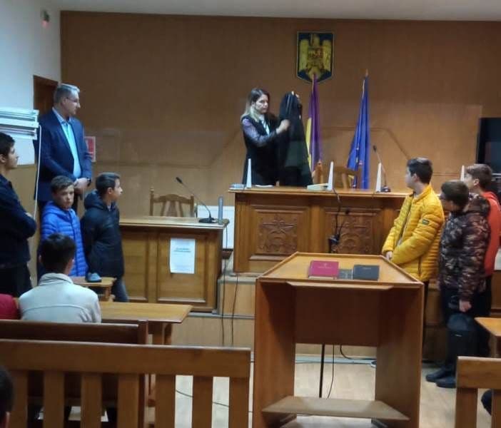 Elevii de la Școala Gimnazială „Mihail Kogălniceanu” Dorohoi au participat la Ziua Porților Deschise la Judecătoria Municipiului - FOTO