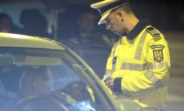 Șofer oprit de polițiști pentru că mașina avea o deplasare sinuoasă