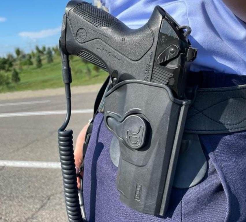 Bărbat reținut de polițiști, după ce a fost oprit în trafic cu focuri de armă
