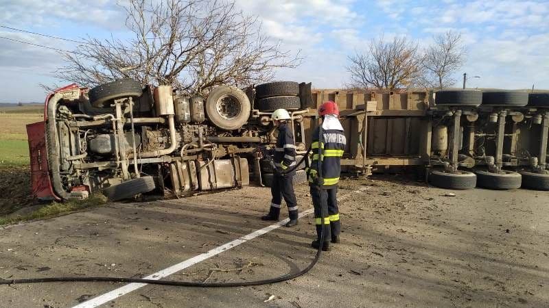 Drum blocat de un camion răsturnat! Șoferul cu multiple răni a fost transportat la spital