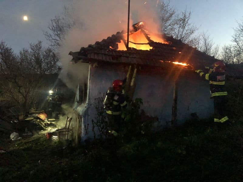 Casa unei familii din Mateieni a ars ca o torță în urma unui incendiu - FOTO