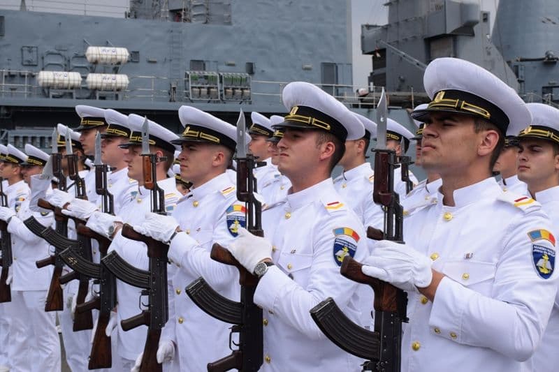 Marinarii militari promovează cariera militară în județul Botoșani - FOTO