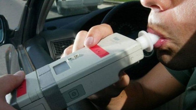 Doi tineri de 19 și 20 de ani prinși sub influența alcoolului la volan