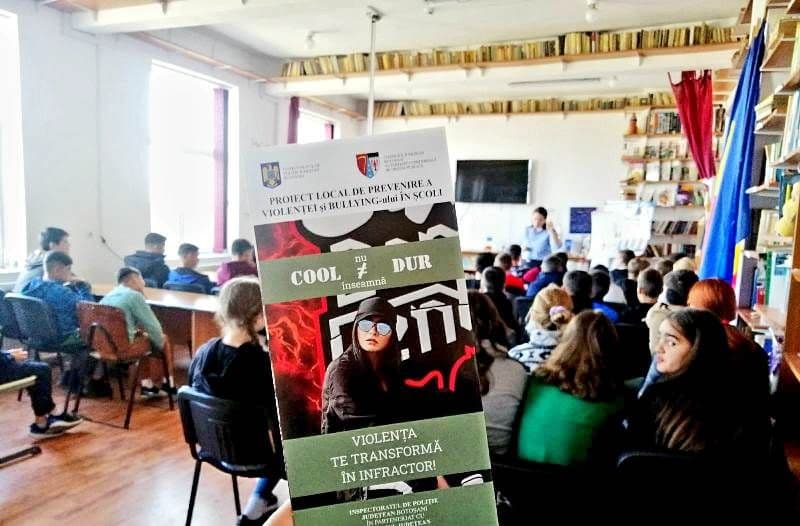 Polițiștii prezenți în școlile din Darabani, Săveni, Cristești, Corni și Roma - FOTO