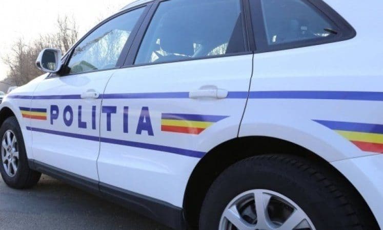 A fugit de polițiști și a ajuns cu mașina într-un gard