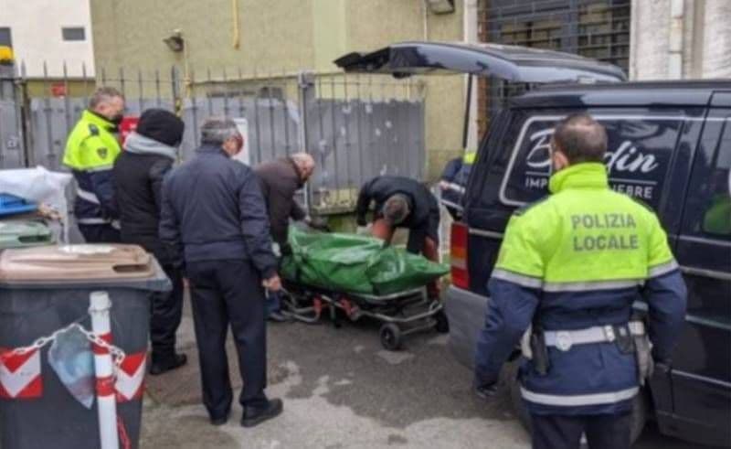 Muncitor român găsit mort printre gunoaie, în Italia