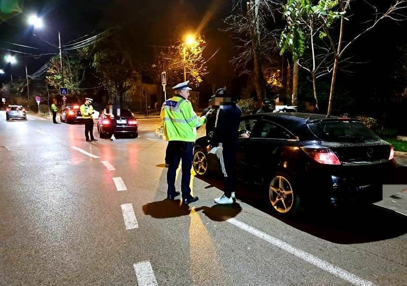 Zeci de sancțiuni, două permise și două certificate reținute în urma unei acțiuni a polițiștilor