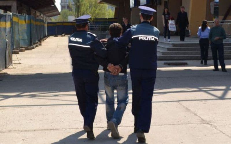 Tânăr reținut după ce a furat 250 de cartele, două monitoare și mai multe bunuri personale dintr-o mașină