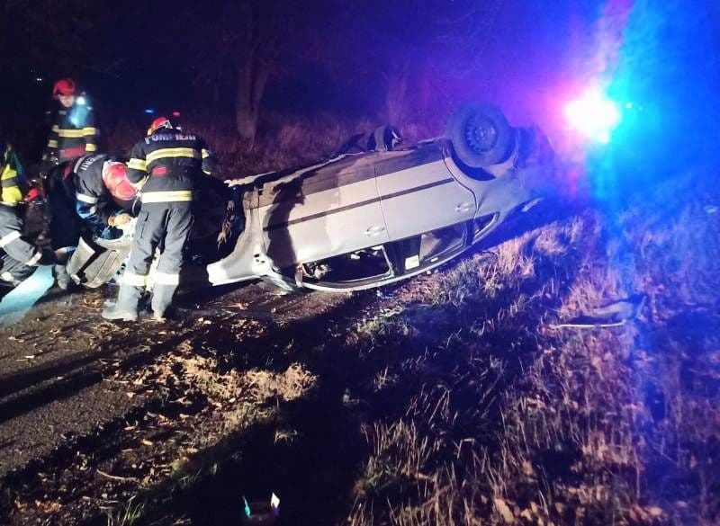 Mașină răsturnată pe o stradă din Dorohoi - FOTO
