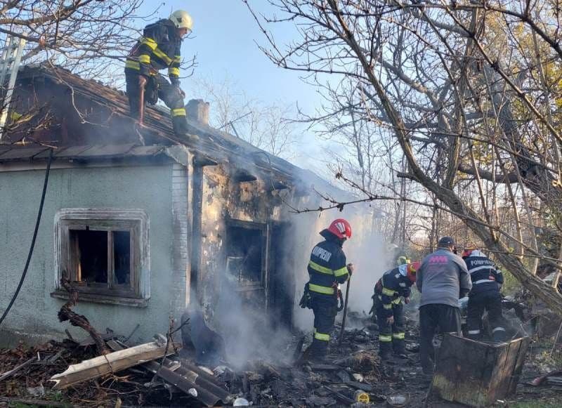 Bărbat salvat de vecini de la o tragedie. Casă din Hănești cuprinsă de flăcări
