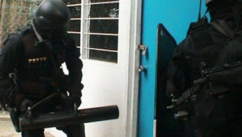 Percheziție domiciliară la un bărbat bănuit de comiterea infracțiunii de lovire sau alte violențe