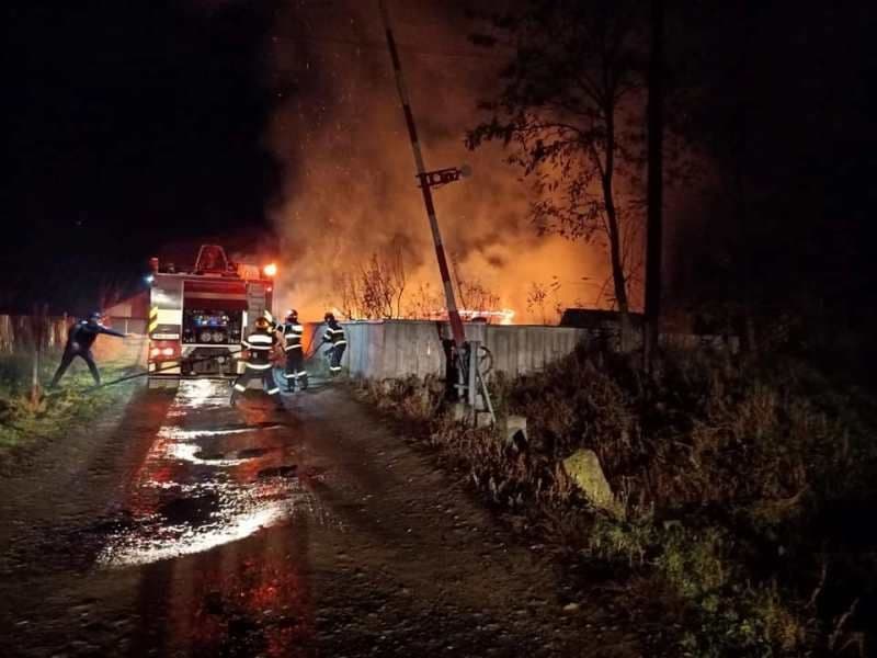 Gospodărie din Bucecea cuprinsă de flăcările unui incendiu violent. Pompierii au intervenit - FOTO