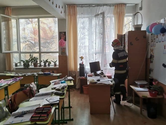 Incendiu la Școala nr. 14 din Botoșani. Peste 600 de elevi și cadrele didactice au fost evacuați - FOTO