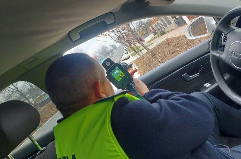 Cu 122 de km/h în localitate, și fără permis. Așa a fost depistat un tânăr din Suharău