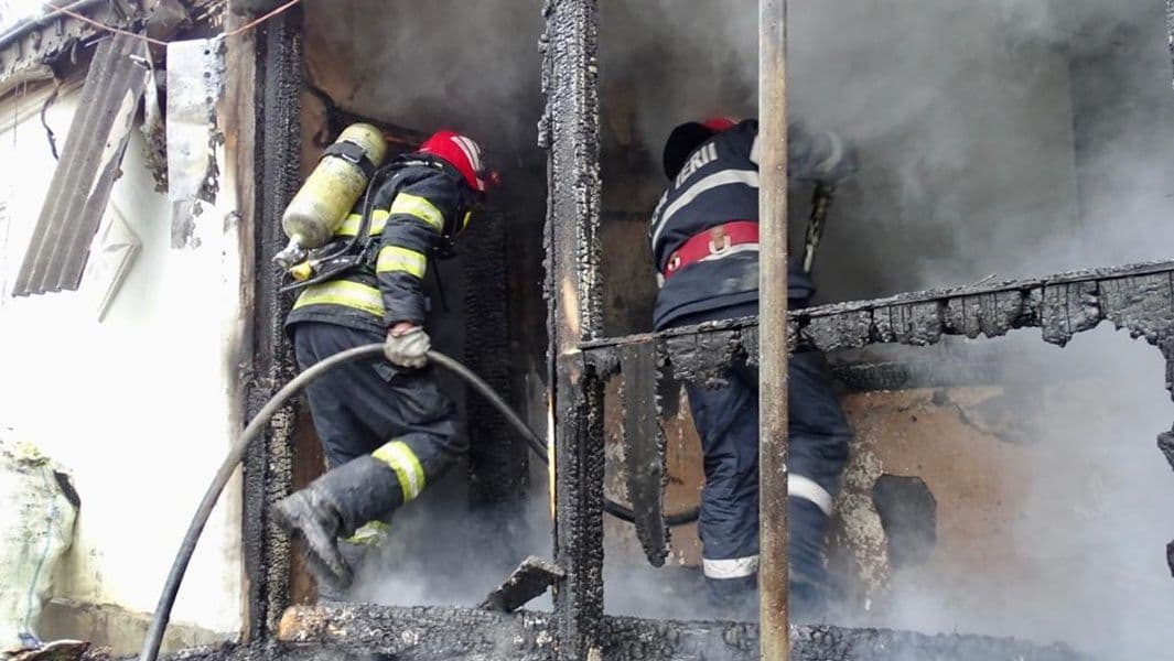 O bătrână de 83 ani a rămas fără acoperiș deasupra capului, în prag de iarnă – FOTO
