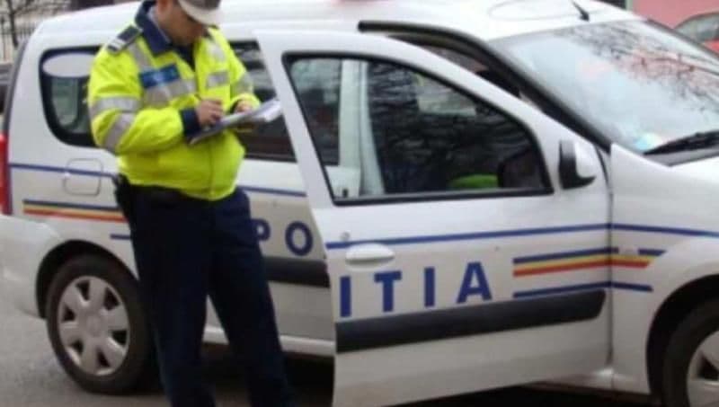 Șofer în vârstă de 71 de ani depistat că transporta persoane „la ocazie” dar avea permisul suspendat