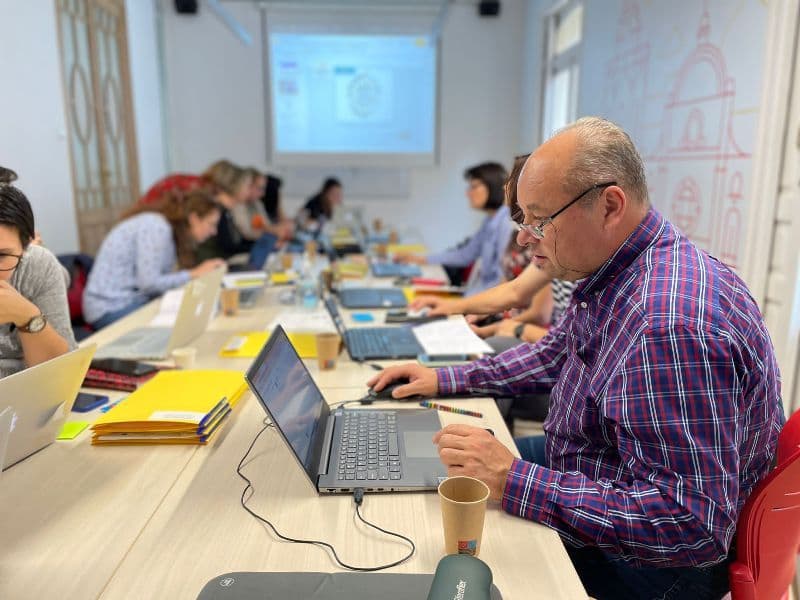 Profesori ai Liceului Tehnologic „Alexandru Vlahuță” Șendriceni participanți la cursuri de formare Erasmus+ FOTO