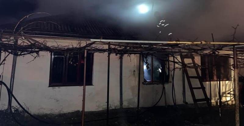 Casă dintr-o comună din județ cuprinsă de flăcări. Mai multe bunuri și acoperișul au fost distruse 