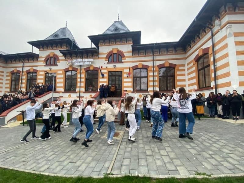 Flashmob anti-Bullying organizat la Colegiul Național „Grigore Ghica” Dorohoi - FOTO