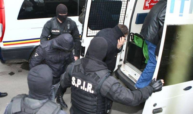 Șase tineri reținuți după ce au făcut scandal și s-au bătut într-un bar