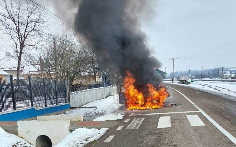 Un autoturism a luat foc în timp ce se deplasa pe raza localității Leorda
