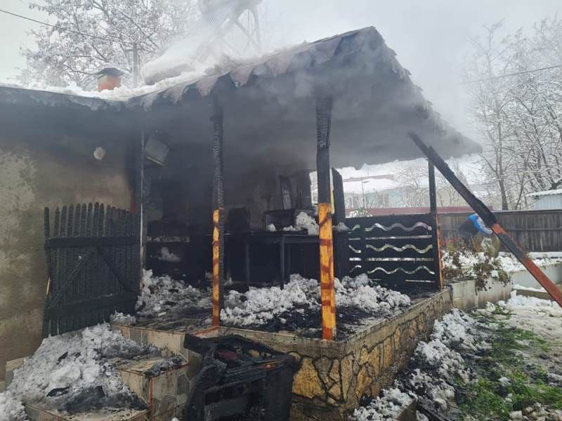Și-a incendiat locuința după ce a pus carnea la afumat în foișor - FOTO