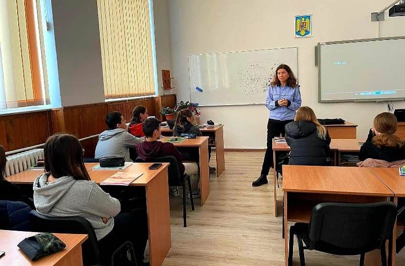 Poliţiştii botoşăneni alături de elevi pentru promovarea siguranței 