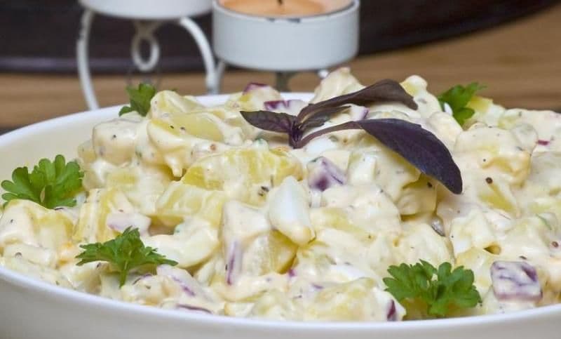 Salată de cartofi cu ouă și smântână