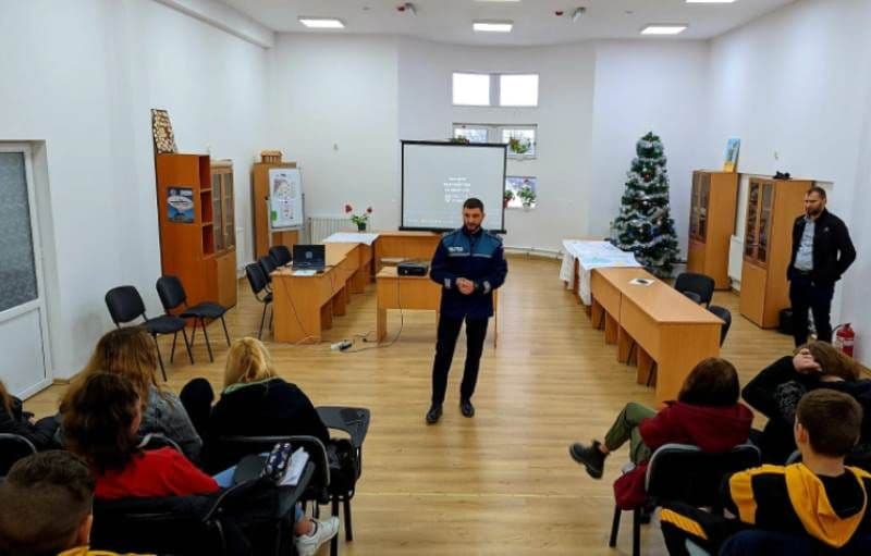 Poliţiştii botoşăneni alături de elevii liceului teoretic „Doctor Mihai Ciucă” Săveni pentru prevenirea victimizării acestora
