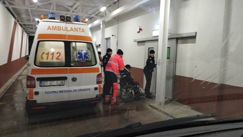 Bărbat căzut pe asfalt salvat de jandarmi