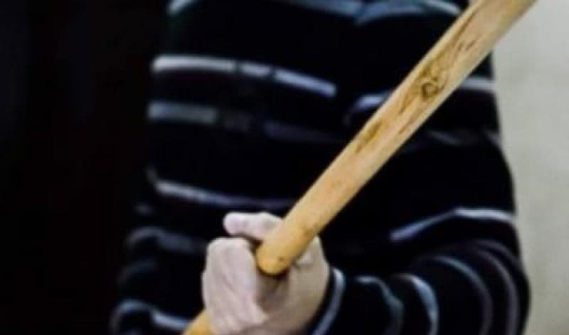 Reținut după ce și-a bătut fratele cu o bâtă