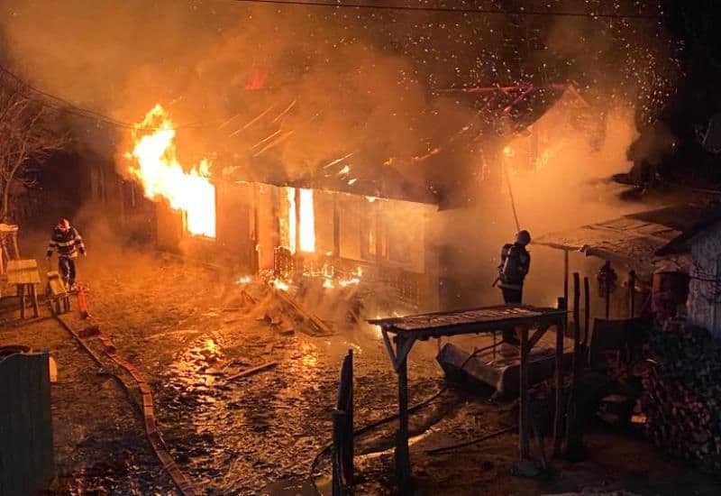 Doi bărbați, tată și fiu, au rămas fără acoperiș deasupra capului în urma unui incendiu