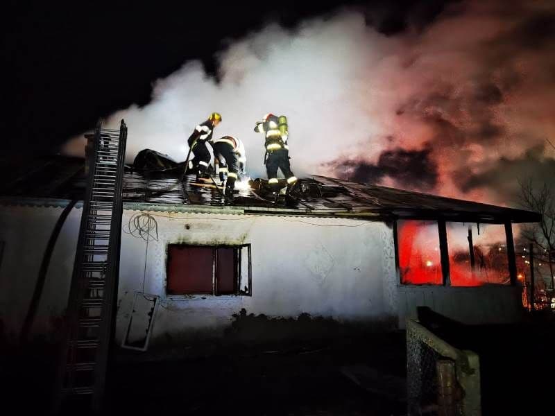 Bărbat din comuna George Enescu ajuns la spital cu arsuri în urma unui incendiu - FOTO