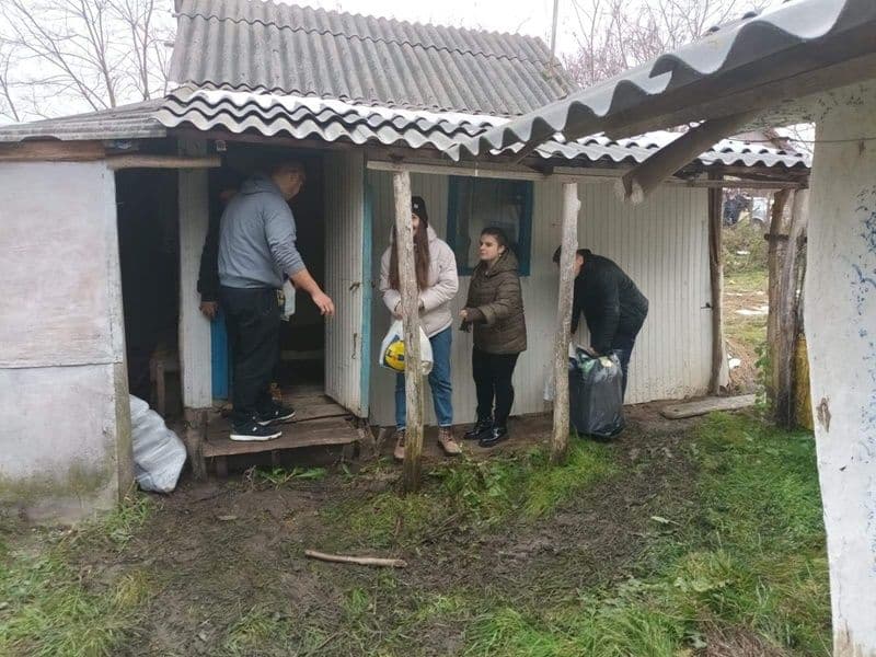 Caravana cu daruri, ajutor pentru o familie din Văculești - FOTO