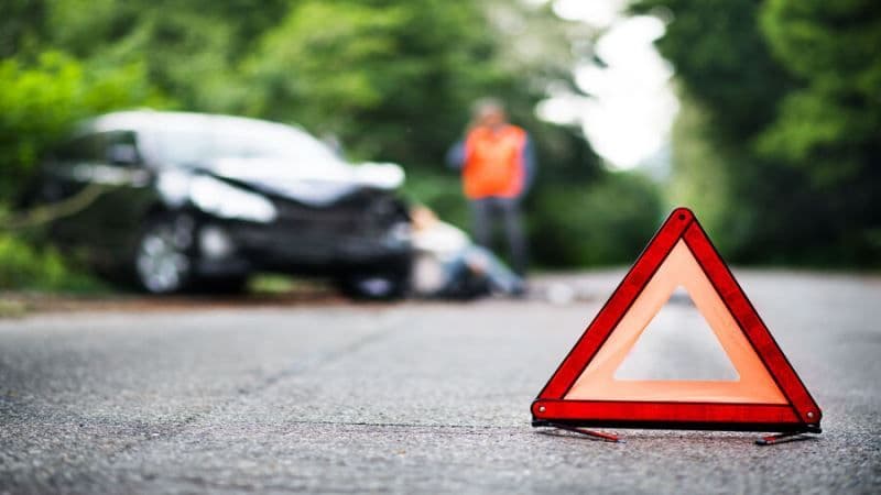 Accident soldat cu avarii produs de un bărbat băut pe strada Drochia din Dorohoi
