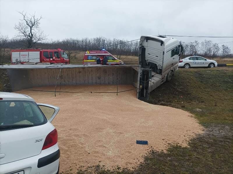 Bărbat rănit după impactul dintre o mașină și un TIR pe un drum din județ - FOTO