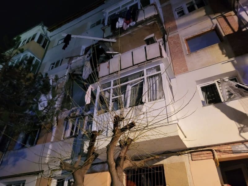 Explozie puternică într-un bloc din Suceava. Trei persoane transportate la spital și circa 20 de autoturisme au fost afectate
