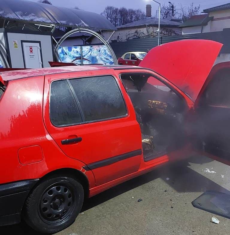 O mașină a luat foc în mers pe strada Împărat Traian din Botoșani
