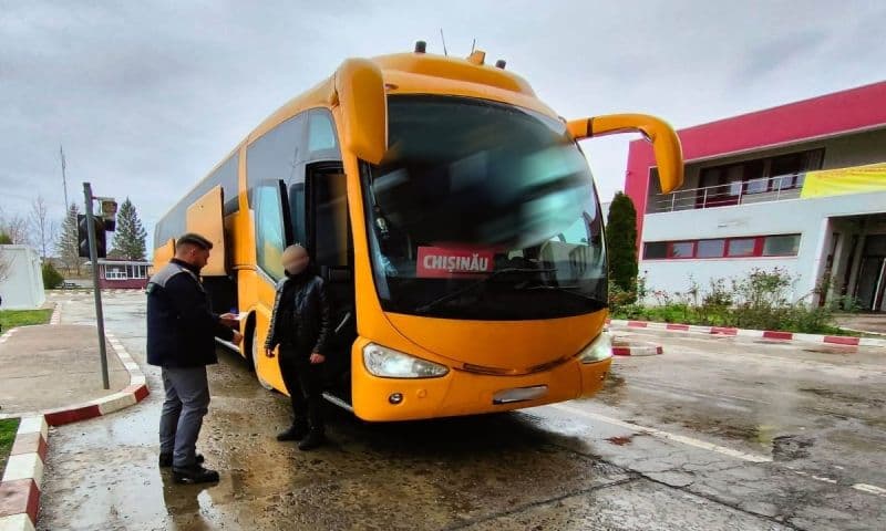A acceptat să deţină un permis de conducere fals şi s-a ales cu dosar penal
