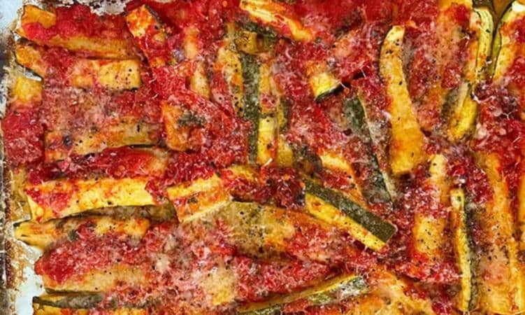 Dovlecei la cuptor cu roșii și parmezan