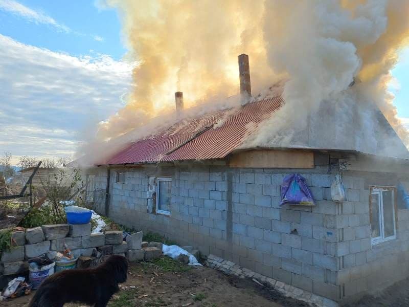 Două familii au rămas fără acoperiș deasupra capului în urma unui incendiu - FOTO