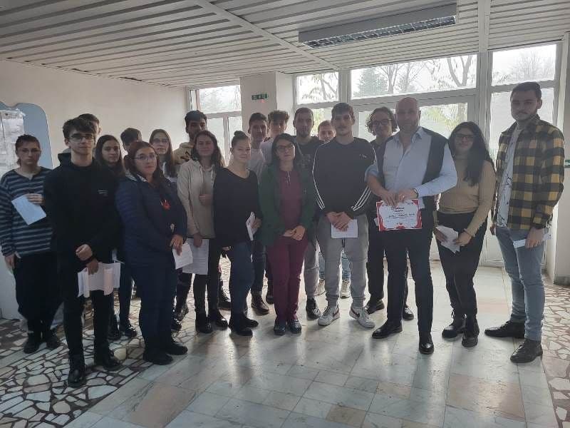 Mobilizare în forță a tinerilor de la C. N. „Grigore Ghica” Dorohoi: Zeci de adolescenți au donat sânge la Spitalul Municipal