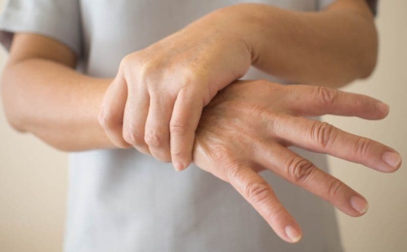 Care ar putea fi cauzele pentru care ne tremură mâinile