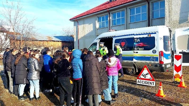 Activitate de educație rutieră desfășurată de polițiști la unități de învățământ din Dorohoi