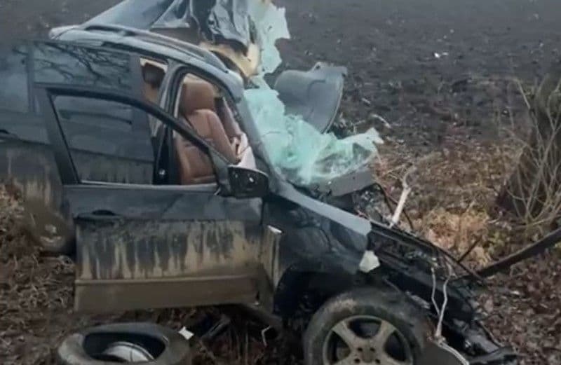 Accident mortal la Roma! Mașină despicată după impactul cu un copac - FOTO