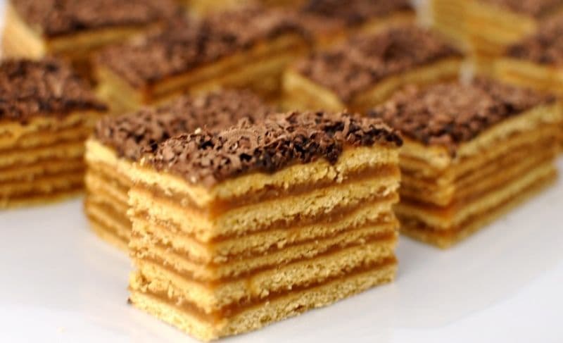Prăjitură cu foi de miere umplute cu caramel
