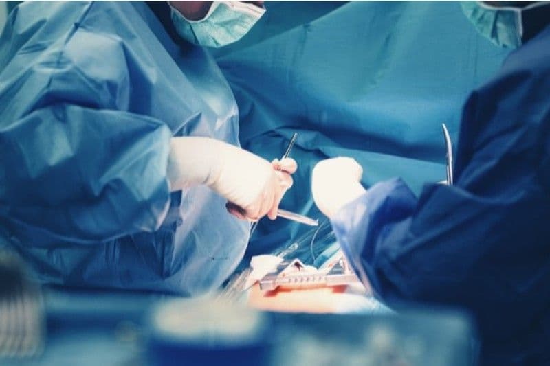 Minuni făcute de medicii de la Iași! Fata rămasă fără ambele brațe a fost salvată și respiră singură