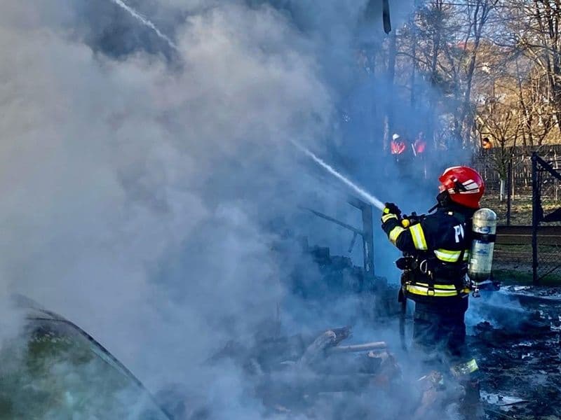 O familie cu patru copii din Botoșani a rămas fără casă în urma unui incendiu puternic - FOTO