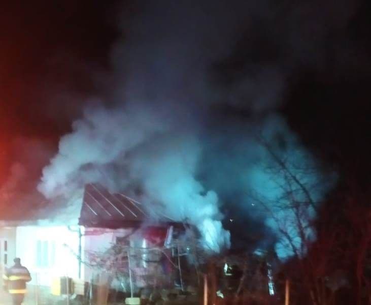 Casă cuprinsă de flăcări pe strada Nicolae Titulescu din Dorohoi! Incendiul a distrus o locuință și acoperișul alteia – FOTO
