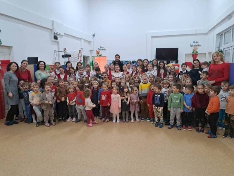 Nașterea Domnului vestită prin colind de elevii Școlii Gimnaziale „Mihail Sadoveanu” Dumbrăvița, Botoșani